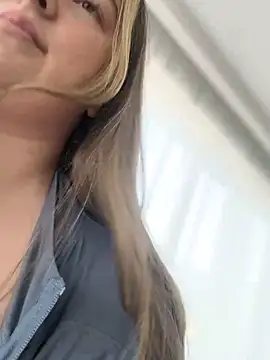 Snapshot of curvyflawless chatting on 01-10-25, 12:15 curvyflawless online show from 01-10-25, 12:15