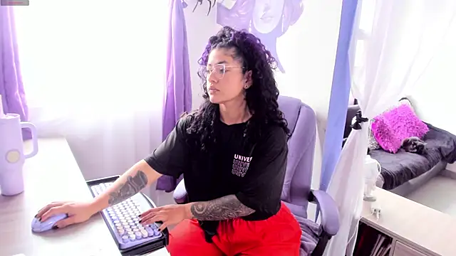 Snapshot of witchviolet chatting on 11-15-25, 03:30 witchviolet online show from 11-15-25, 03:30