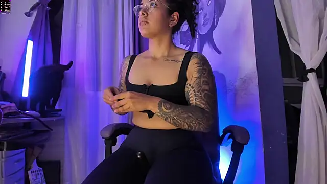 Snapshot of witchviolet chatting on 11-24-25, 11:15 witchviolet online show from 11-24-25, 11:15