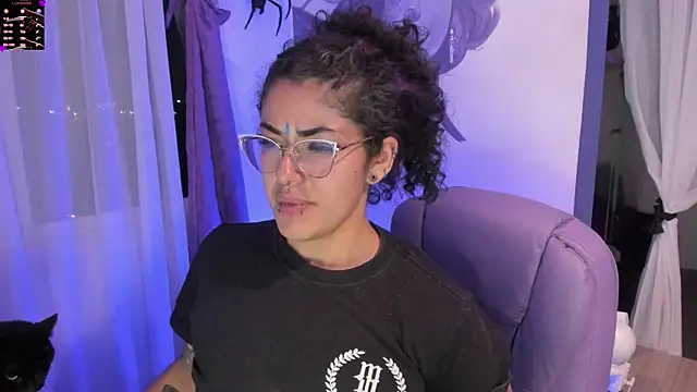 Snapshot of witchviolet chatting on 12-01-25, 03:33 witchviolet online show from 12-01-25, 03:33