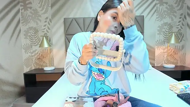 AnneDixie online show from 04-19-26, 03:06