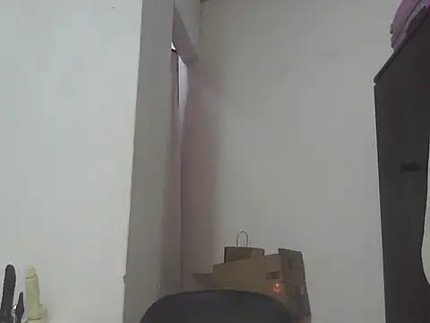 Snapshot of Sexxybella27 chatting on 10-17-25, 06:32 Sexxybella27 online show from 10-17-25, 06:32