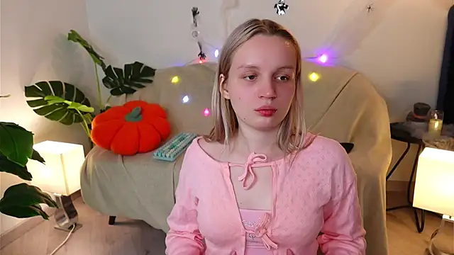 Beatrica Klein online show from 10-17-25, 03:58