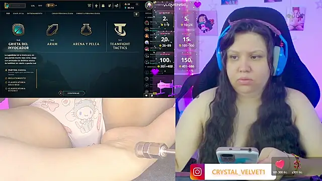 Snapshot of crystal7u7 chatting on 10-25-25, 08:36 crystal7u7 online show from 10-25-25, 08:36