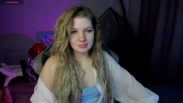 Snapshot of lily_williamss chatting on 02-06-25, 12:11 lily williamss online show from 02-06-25, 12:11