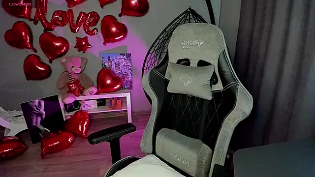 Snapshot of lily_williamss chatting on 02-20-25, 03:01 lily williamss online show from 02-20-25, 03:01