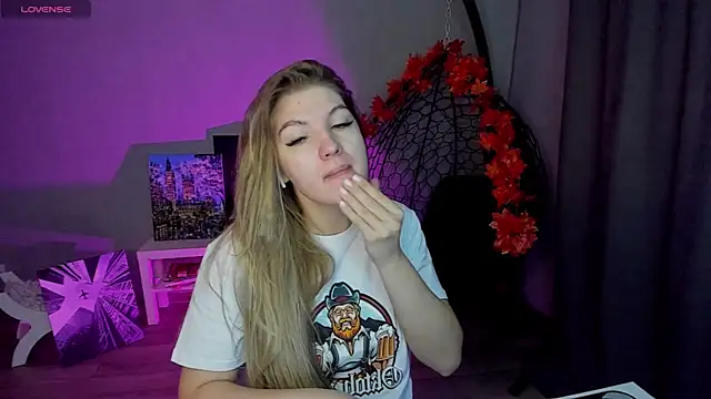 Snapshot of lily_williamss chatting on 09-22-25, 12:45 lily williamss online show from 09-22-25, 12:45