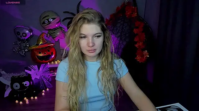 Snapshot of lily_williamss chatting on 10-12-25, 12:20 lily williamss online show from 10-12-25, 12:20