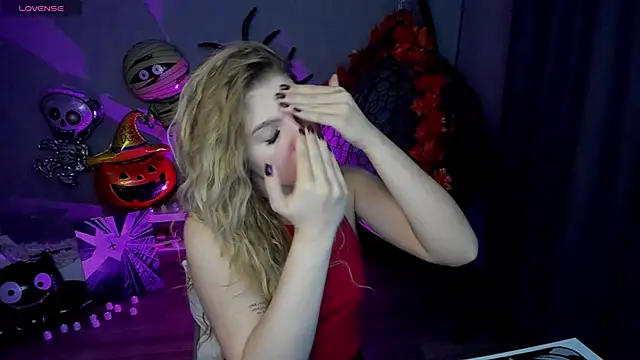 Snapshot of lily_williamss chatting on 10-19-25, 12:00 lily williamss online show from 10-19-25, 12:00