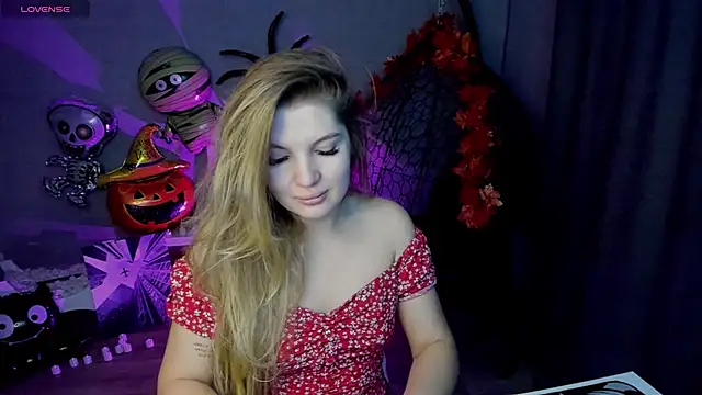 Snapshot of lily_williamss chatting on 10-23-25, 12:21 lily williamss online show from 10-23-25, 12:21