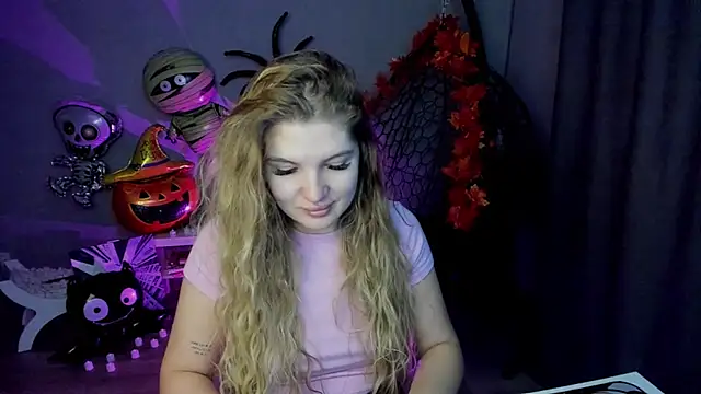 Snapshot of lily_williamss chatting on 10-27-25, 12:15 lily williamss online show from 10-27-25, 12:15