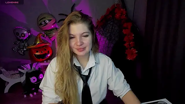 Snapshot of lily_williamss chatting on 10-31-25, 12:11 lily williamss online show from 10-31-25, 12:11