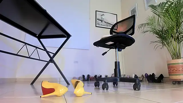 Snapshot of Kimmroggerr chatting on 12-20-24, 11:05 Kimmroggerr online show from 12-20-24, 11:05