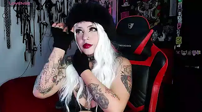 Snapshot of jannaink_ chatting on 01-11-25, 12:44 jannaink  online show from 01-11-25, 12:44