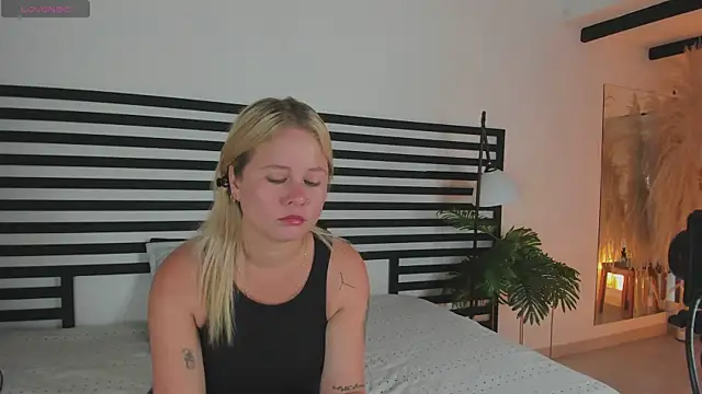 stefanny ruiz  online show from 12-18-24, 12:29