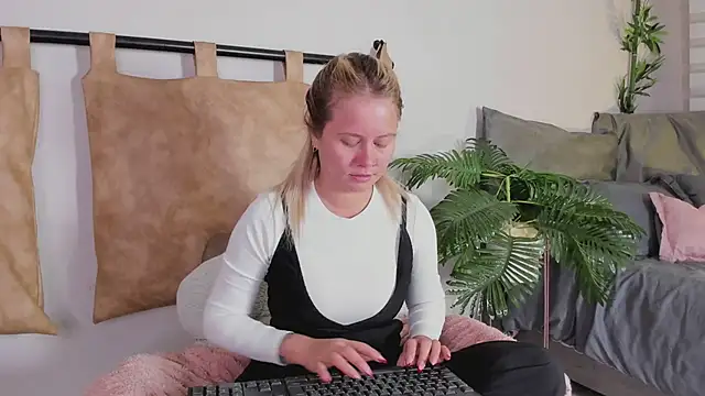 stefanny ruiz  online show from 02-23-25, 02:14