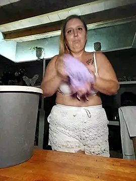 BecciDeluxe online show from 10-09-25, 02:59