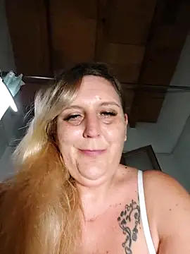 BecciDeluxe online show from 11-15-25, 05:09