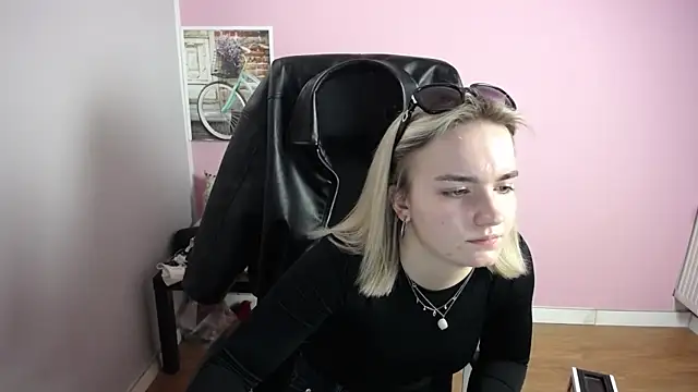 Snapshot of viktoria_lovely chatting on 04-29-26, 11:03 viktoria lovely online show from 04-29-26, 11:03