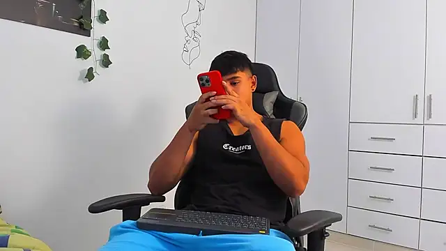 Snapshot of Bray_Kevin chatting on 12-17-25, 08:37 Bray Kevin online show from 12-17-25, 08:37