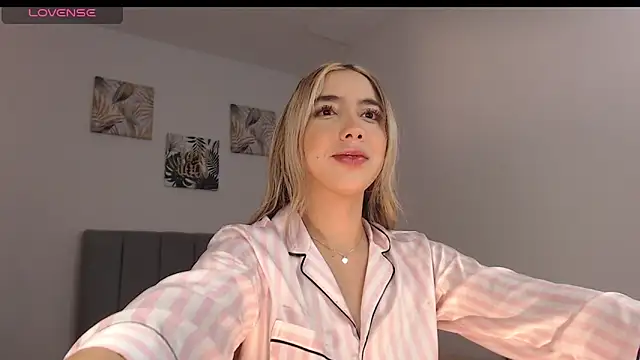 Snapshot of Marian_se chatting on 03-22-26, 02:15 Marian se online show from 03-22-26, 02:15