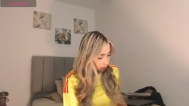 Snapshot of Marian_se chatting on 03-27-26, 03:45 Marian se online show from 03-27-26, 03:45