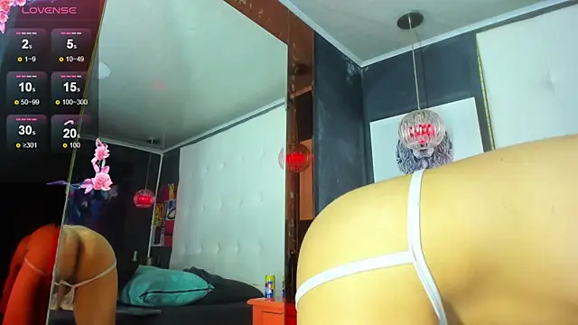 Snapshot of ElianFoxter chatting on 10-13-25, 10:32 ElianFoxter online show from 10-13-25, 10:32