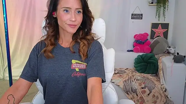 Snapshot of Aprilreign chatting on 03-21-25, 02:07 Aprilreign online show from 03-21-25, 02:07