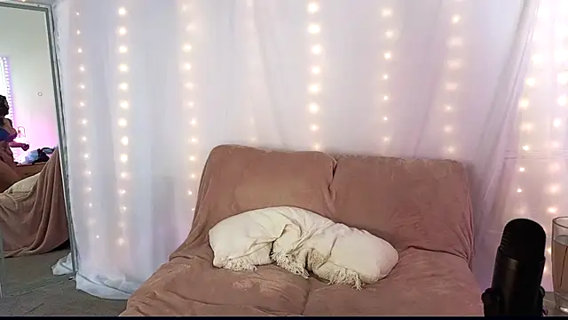 Snapshot of Aprilreign chatting on 11-15-25, 05:38 Aprilreign online show from 11-15-25, 05:38