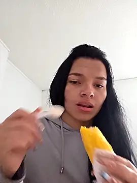 Snapshot of _shantal_smith chatting on 12-21-25, 03:08 shantal smith online show from 12-21-25, 03:08