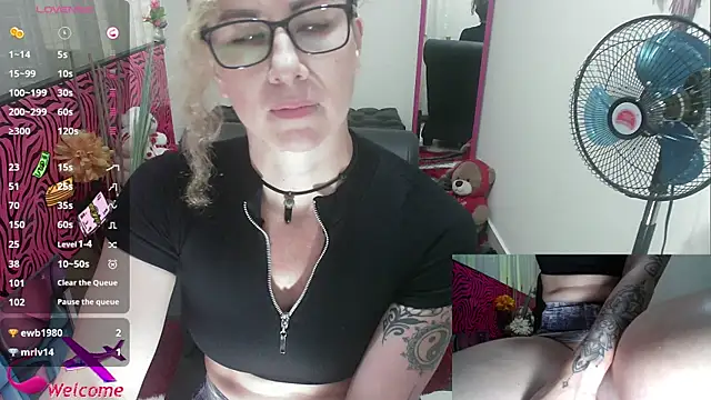 Snapshot of ViickySexy chatting on 10-21-25, 08:20 ViickySexy online show from 10-21-25, 08:20