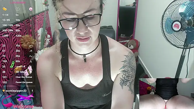 Snapshot of ViickySexy chatting on 10-23-25, 07:56 ViickySexy online show from 10-23-25, 07:56