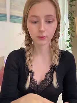 LunaRase online show from 10-08-25, 10:46