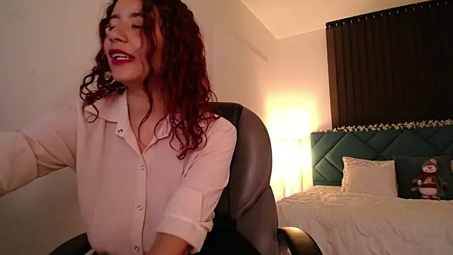 Snapshot of Moony_14 chatting on 12-19-24, 04:35 Moony 14 online show from 12-19-24, 04:35