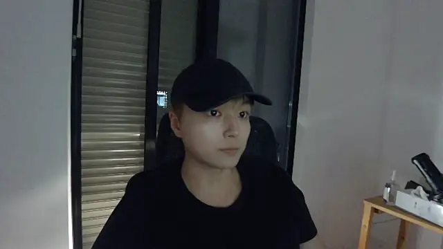 Snapshot of Tkcqcc chatting on 03-10-25, 01:43 Tkcqcc online show from 03-10-25, 01:43