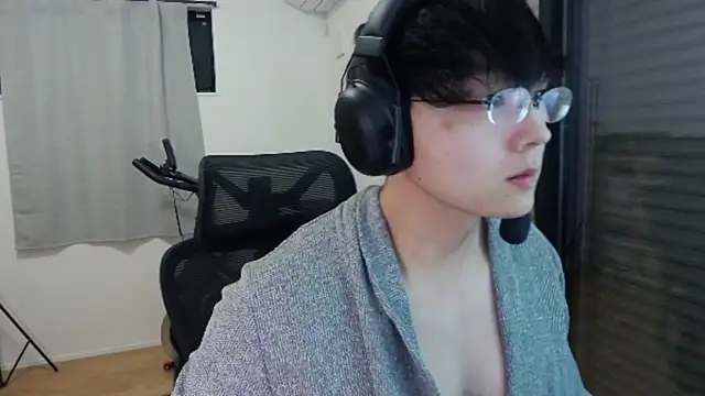 Snapshot of Tkcqcc chatting on 10-26-25, 12:44 Tkcqcc online show from 10-26-25, 12:44