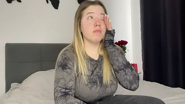 Embersweetbunny online show from 02-09-25, 07:49