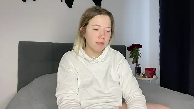 Embersweetbunny online show from 02-17-25, 07:58