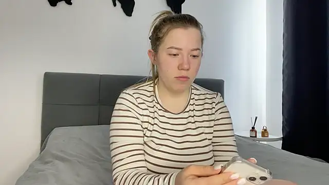 Embersweetbunny online show from 02-21-25, 09:02