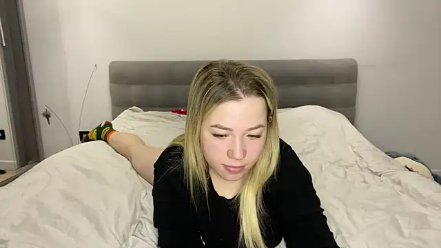 Embersweetbunny online show from 11-30-25, 05:55