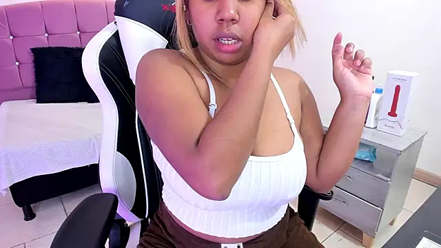 Lizzie Williams  online show from 04-10-26, 03:23