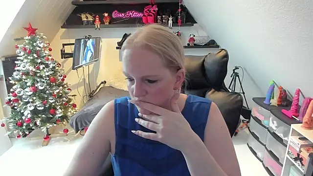 caro kitten online show from 12-05-25, 08:23