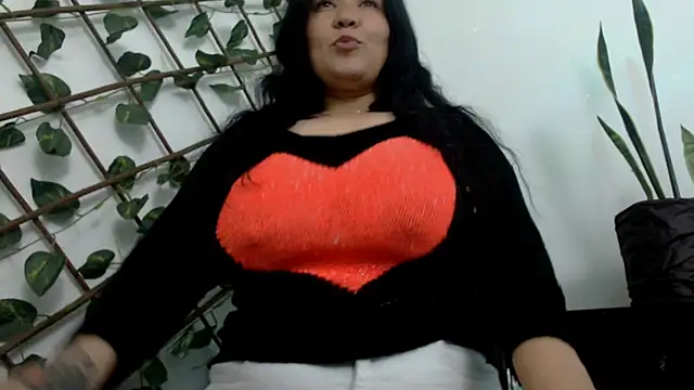 Snapshot of Donniia chatting on 01-12-25, 01:05 Donniia online show from 01-12-25, 01:05