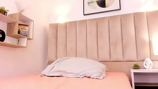 Snapshot of Anniie_Queen chatting on 02-20-25, 02:18 Anniie Queen online show from 02-20-25, 02:18