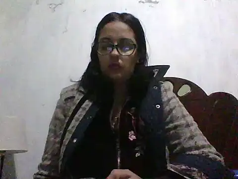 Snapshot of Samanthat33 chatting on 12-30-24, 05:04 Samanthat33 online show from 12-30-24, 05:04