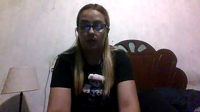 Snapshot of Samanthat33 chatting on 10-31-25, 11:28 Samanthat33 online show from 10-31-25, 11:28