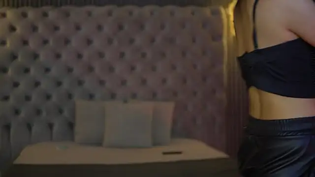 Snapshot of AmelyNoir chatting on 12-16-25, 05:07 AmelyNoir online show from 12-16-25, 05:07