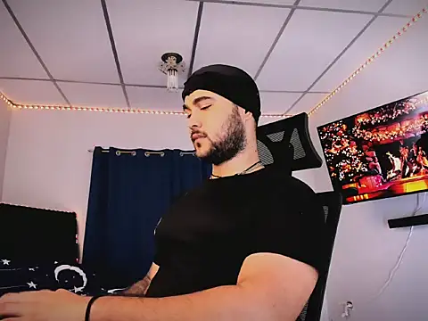 Snapshot of Sebas-hott chatting on 12-17-25, 10:27 Sebas-hott online show from 12-17-25, 10:27