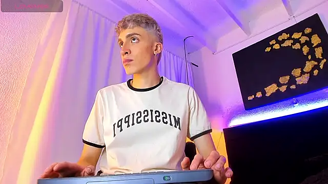 Snapshot of Angel_Snowhotxxx chatting on 02-14-25, 06:34 Angel Snowhotxxx online show from 02-14-25, 06:34