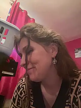 Snapshot of Lwhite1 chatting on 02-08-25, 04:57 Lwhite1 online show from 02-08-25, 04:57